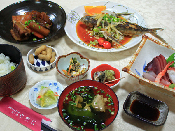 *【夕食一例】女将手作りの屋久島近海で獲れた海の幸や地元食材を使用したお料理の数々。