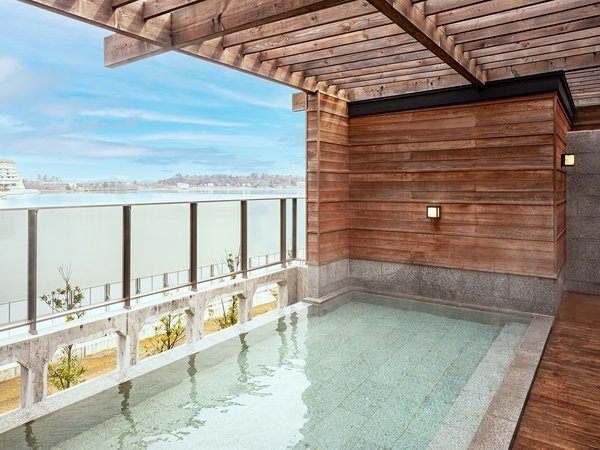 柴山潟を望む開放的な露天風呂