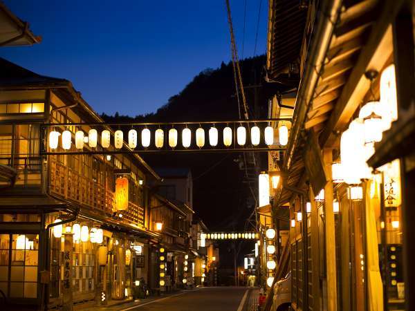 夕暮れ時の外観。提灯が灯る温泉街は是非散策して頂きたい美しさ