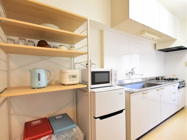 【キッチン】2口グリル付きキッチンがあるので、お部屋での調理も可能です。