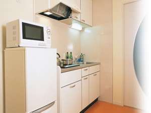 【システムキッチン】電子レンジや冷蔵庫、２口IHクッキングヒーターを設置。