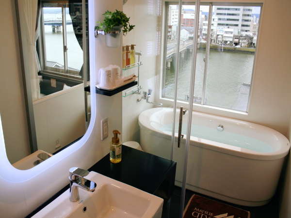 ◆お洒落な洗面とプライベートバスからの”水の都松江”の風情はデラックスルームならではのプレゼント◆