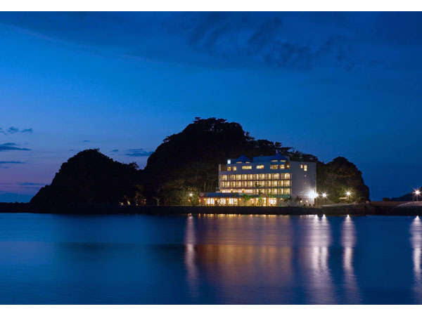 奄美山羊島ホテルは繁華街まで５～６分の距離にある、豊な自然に囲まれた名瀬で唯一のリゾートホテルです。