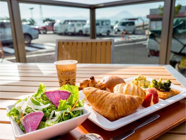 無料健康朝食：ご当地メニューなど日替わりバイキングで一日の活力を☆