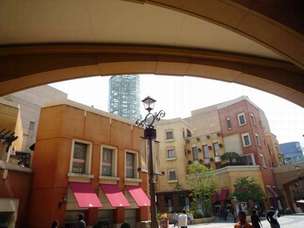 映画館、レストラン、雑貨店などが詰まったラチッタデッラには徒歩５分