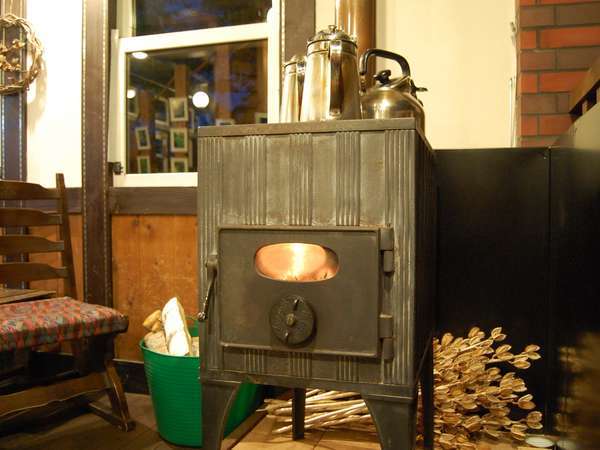 冬は薪ストーブが燃える館内。ストーブのそばでごゆっくりどうぞ。