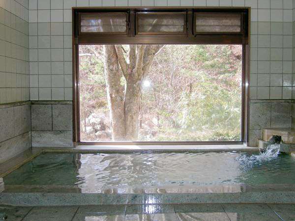 十和田の青石を使用した男女別パブリックバス。渓流を眺めながら２４時間入浴可能です。