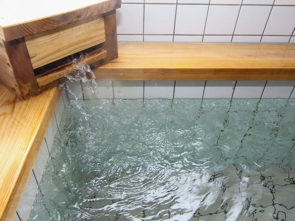 #小さな温泉～女湯～_源泉かけ流し天然温泉。湯冷めのしにくさも特徴で、ポカポカと体の芯まで温まれます。