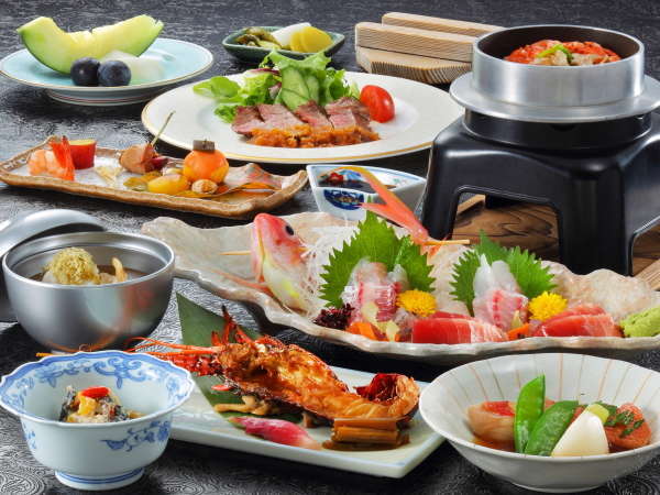 懐石料理の夕食は伊豆山海の幸をふんだんに取り入れ、洋皿も楽しめる。
