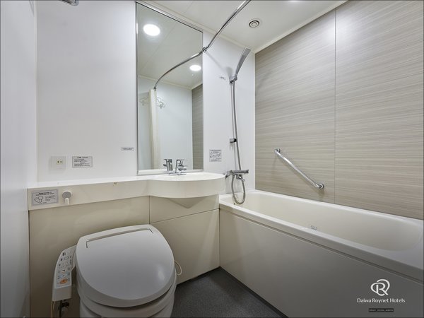 バスルーム（各部屋共通）※ユニバーサルツインを除く。曇り止め鏡を設置。シャワー式トイレを完備。
