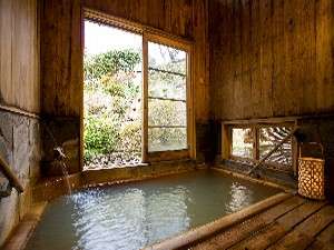 日本一の炭酸泉といわれる長湯温泉。貸切可です。※当館のお湯は泡が付く体感はできません。