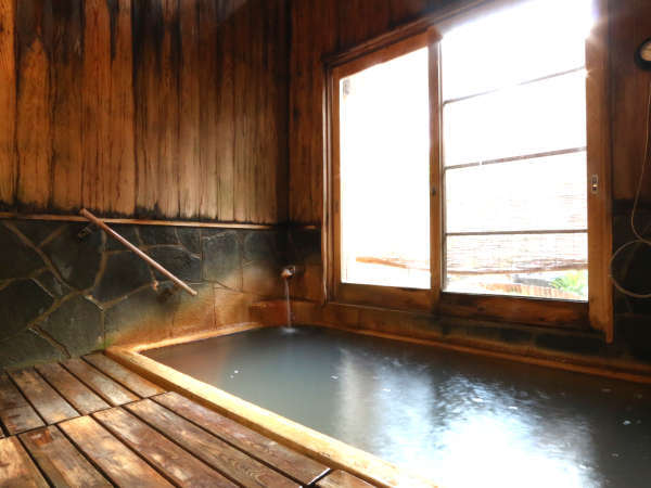 【お風呂】日本一の炭酸泉といわれる長湯温泉を貸切で堪能。湯の花が広がる。家族風呂もあり。
