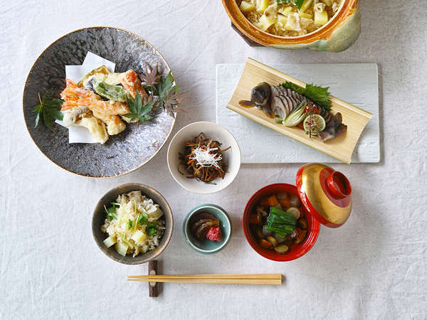 里山の旬を取り入れたお食事は、その日に入ったもので日々変わっていきます。何が出るかお楽しみ！