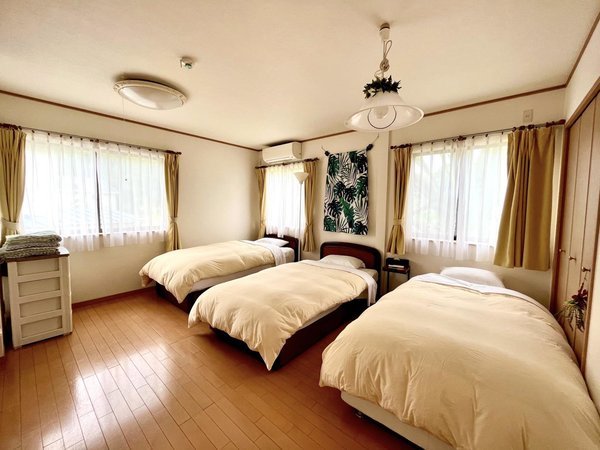 ２階洋室にはベッド４台、 広々クローゼット、清潔な寝具が揃っております。
