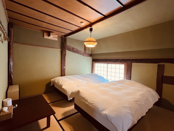 ベッド和室。落ち着いた雰囲気の和室にセミダブルベッドが２台あります。