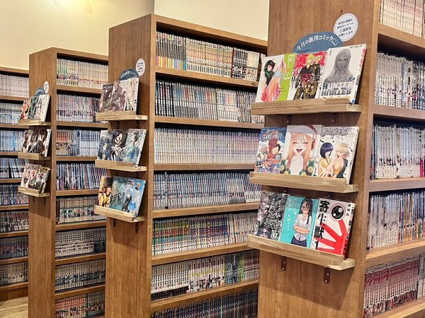 館内には1階から7階まで5万冊の漫画がございます