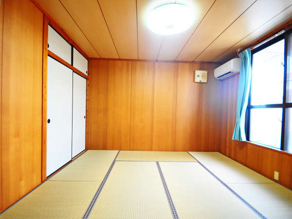 【和室（1室目）】8畳の和室が2部屋ございます。足を伸ばしてゆったりお寛ぎください。