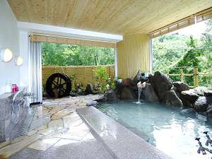 かけ流しの天然温泉の露天風呂でココロもカラダもリフレッシュ♪
