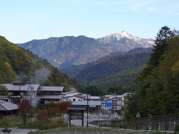 早朝の平湯温泉街から笠ヶ岳を眺めています