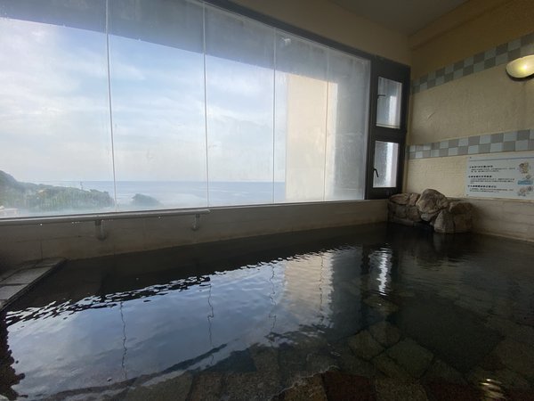 展望大浴場：海を見ながらの朝風呂は気持ちが良いですよ。