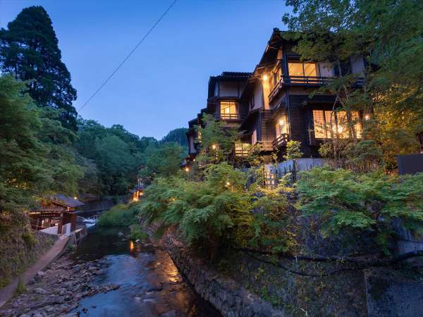 橋から見た「ふじ屋」外観