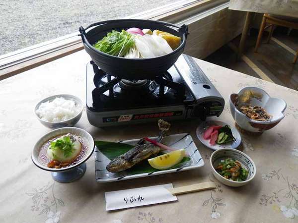 *【夕食一例】山菜、川魚が中心で季節ごとに変わります。