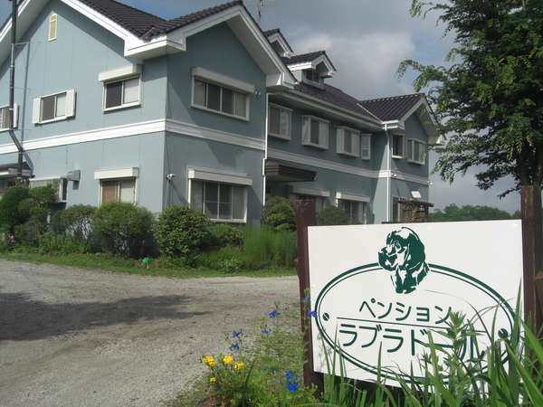 静かな田園風景と湯川の流れが見渡せます。スケッチしたくなる景色がいっぱいです