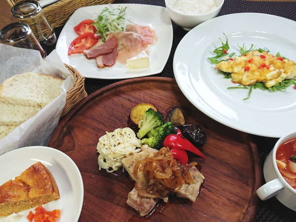 コースタイプ夕食：前菜サラダ・魚料理・鶏肉料理・パン・スープ・妙高米・デザートケーキ