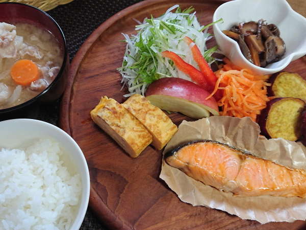 朝食：焼き魚またはベーコン・ソーセージ、卵料理・付け合わせ・サラダ・妙高米・お味噌汁