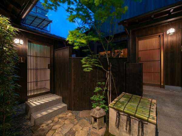 京都の趣ある町家（町屋）一棟貸しの古民家宿。 壱と弐、連棟でご予約すると最大8名まで宿泊可。