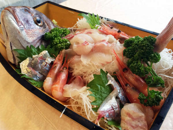 【夕食：新鮮なお刺身】※現在コロナ渦のため舟盛り提供を中止し、個々盛りで提供しております。