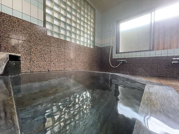 【温泉】 武田信玄の隠し湯とも言われ、旅の疲れを癒して下さい。24時間ご入浴可能、貸切でご利用できます