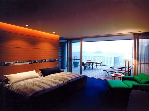 【展望バルコニー付特別室】ザ・モーラー（洋室）36平米／海側を全面窓とし唐津湾の眺望を楽しめます。