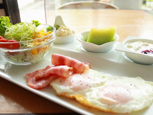 朝食はふっくらパンの洋食（イメージ）