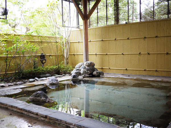 *大浴場／露天風呂は解放感いっぱい！晴れた日には富士山が見えることも。（冬季1.2月はご利用頂けません）