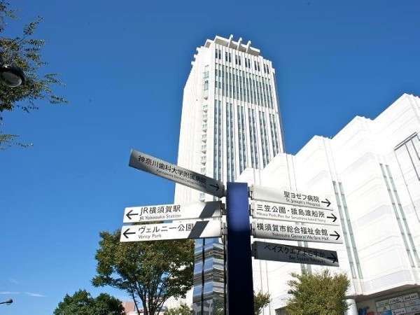 白くそびえ立つ横須賀のランドマークホテル。