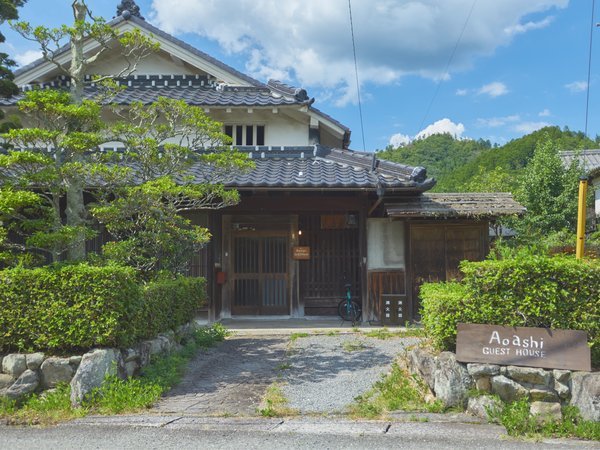 約築100年の古民家をリノベーションしたお宿です。