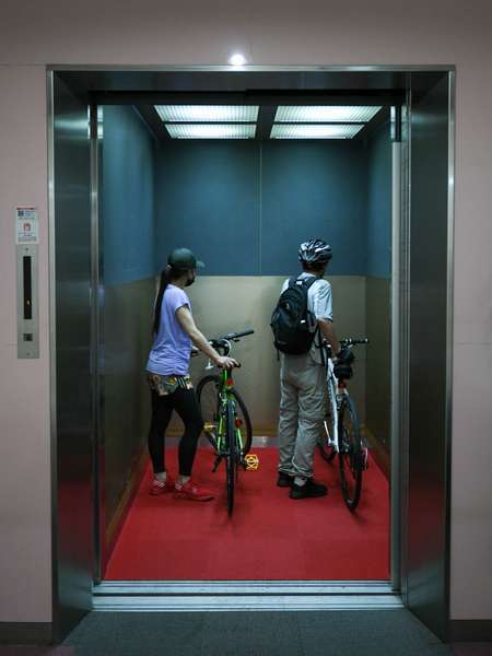 大きなエレベーターには自転車も積み込めます。