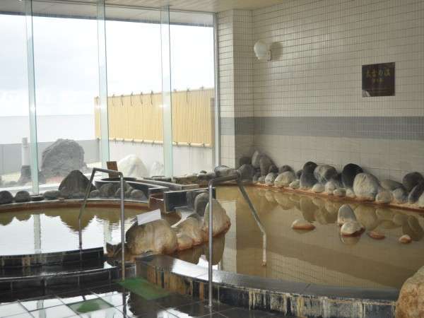 ホテル直下から温泉が湧出しており、宿泊施設としては利尻・礼文で唯一の源泉掛流しです。