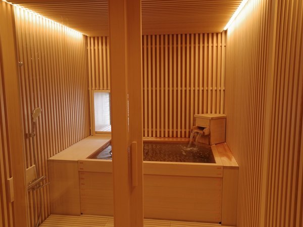 ＜和洋室「瑞雲」＞木に囲まれた温かみのある浴室。