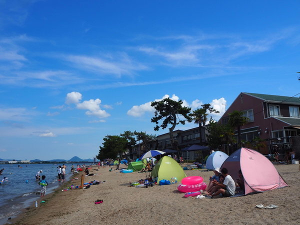 夏は目の前の真野浜水泳場での湖水浴