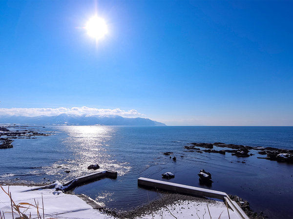 雪と青い海を眺めながら、ゆったり寛ぐ特別な冬の時間