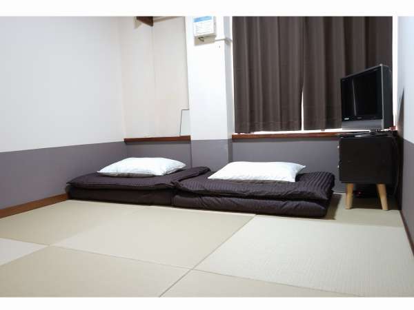 こちらは和紙の琉球畳ツインルームとなります。