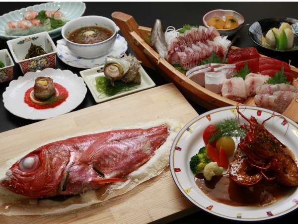 <ご夕食例>地魚の船盛・金目鯛の塩釜焼・伊勢海老の三つがメイン料理。その他季節の旬のお野菜