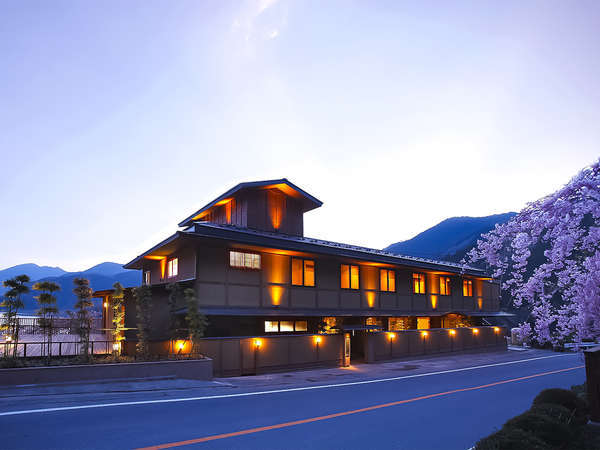 ・雄大な神流湖の景色を一望　湖畔に佇む料理宿『茜彩庵　山水』