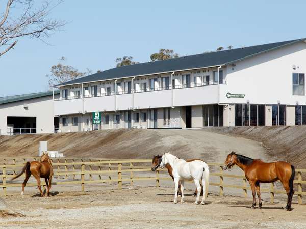 高室山の頂きに佇むホテル外観。広大な敷地には牧場も併設され、ご宿泊者は入場無料♪