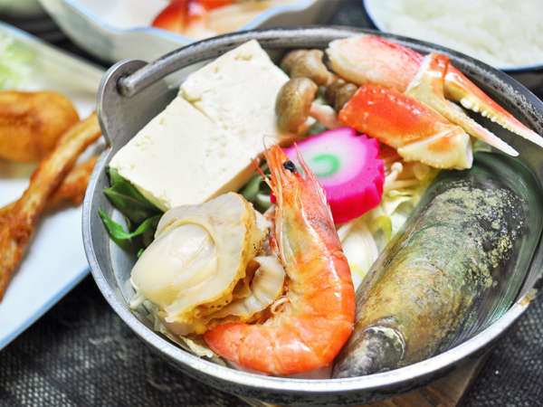 【夕食】ウトロ産魚介類をふんだんに使った名物「ペレケ鍋」♪