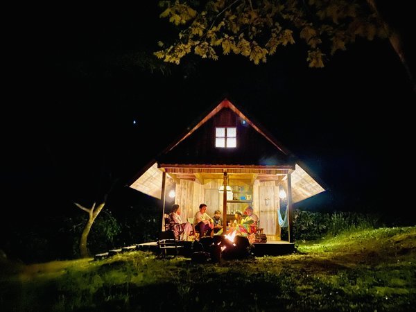 キャビン「ROSIE」の夜の風景。全てのキャビンで焚き火が楽しめます。