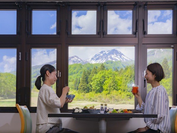 朝食の一コマ。レストランから望む妙高山。