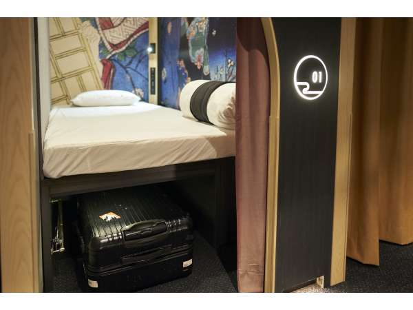 キャビン内のベッド下は、チェーンロック付のスーツケース収納となっております。